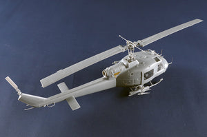 Foto trasera de la maqueta del helicóptero norteamericano UH-1B Huey en escala 1:35 de Trumpeter referencia 05112