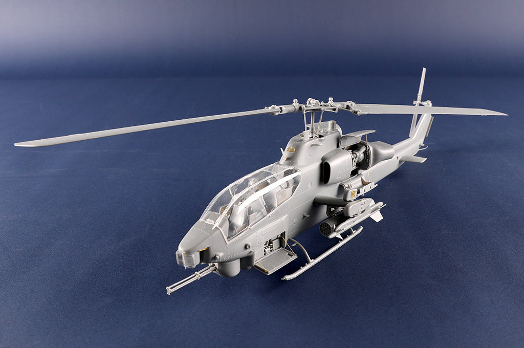 Foto completa de la maqueta del helicóptero de ataque Super Cobra AH-1W en versión tardía en escala 1:35 de Trumpeter referencia 05117
