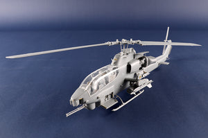 Foto completa de la maqueta del helicóptero de ataque Super Cobra AH-1W en versión tardía en escala 1:35 de Trumpeter referencia 05117