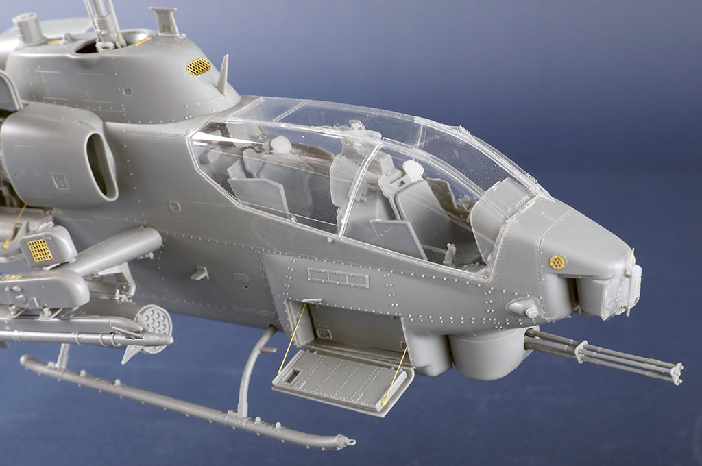 Detalle del frontal derecho de la maqueta del helicóptero de ataque Super Cobra AH-1W en versión tardía en escala 1:35 de Trumpeter referencia 05117