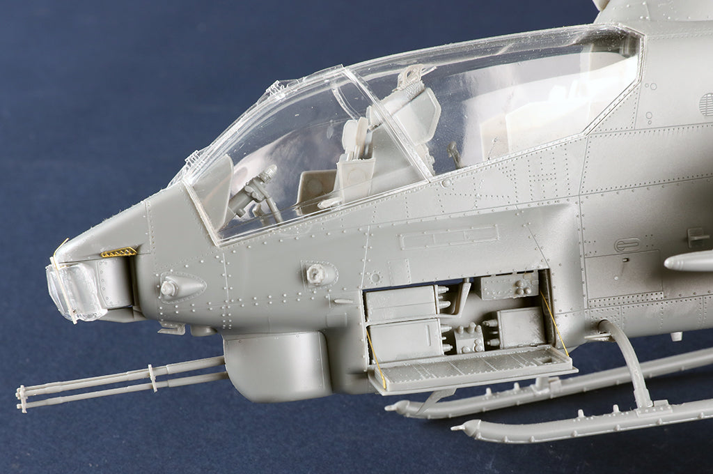 Detalle del frontal izquierdo de la maqueta del helicóptero de ataque Super Cobra AH-1W en versión tardía en escala 1:35 de Trumpeter referencia 05117