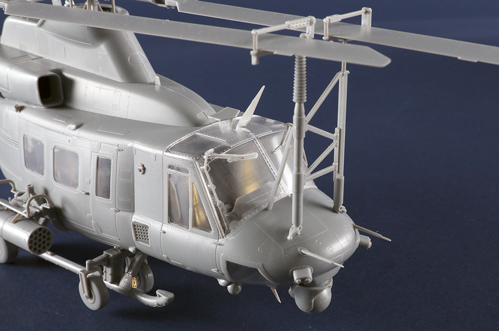 Detalle de cabina de la maqueta del helicóptero UH-1Y Venow en escala 1:35 de Trumpeter referencia 05118