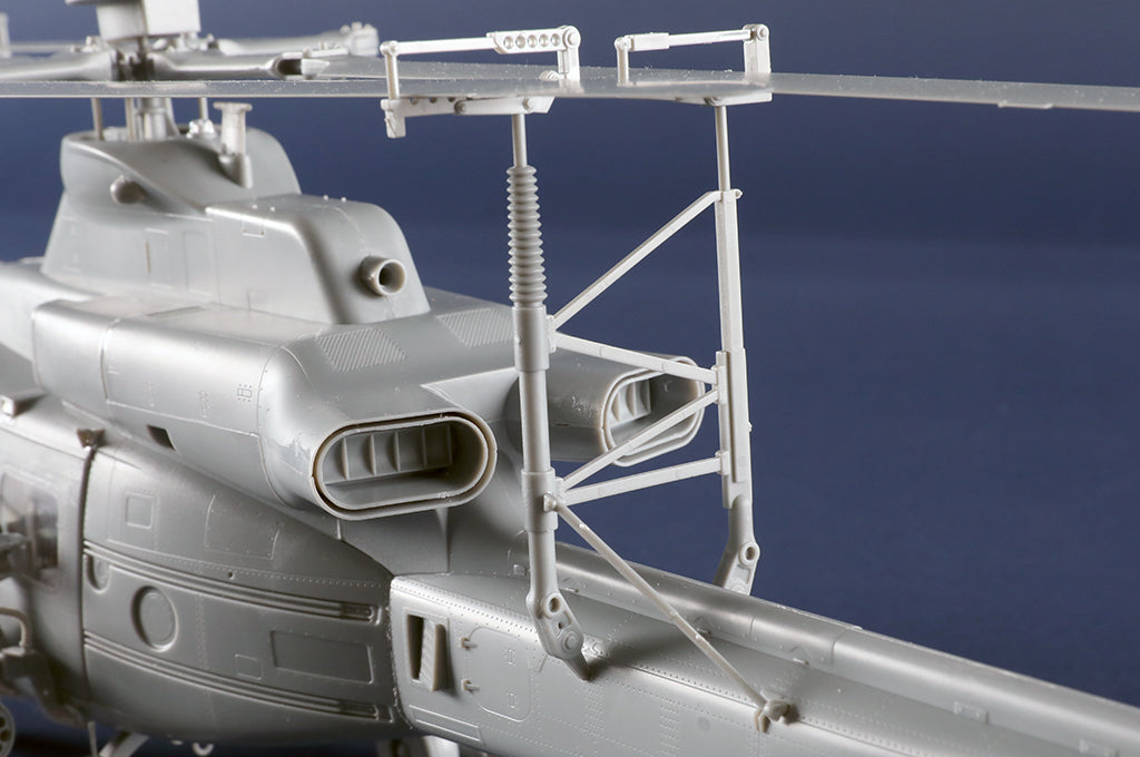 Detalle motores de la maqueta del helicóptero UH-1Y Venow en escala 1:35 de Trumpeter referencia 05118