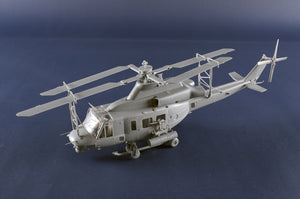 Vista delantera de la maqueta del helicóptero UH-1Y Venow en escala 1:35 de Trumpeter referencia 05118