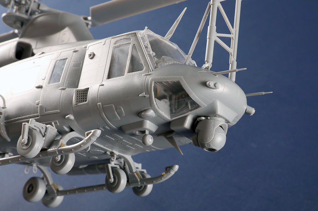 Vista inferior de la maqueta del helicóptero UH-1Y Venow en escala 1:35 de Trumpeter referencia 05118