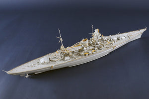 Foto tarsera de la maqueta del acorazado alemán Scharnhost en escala 1:350 de Trumpeter referencia 05361