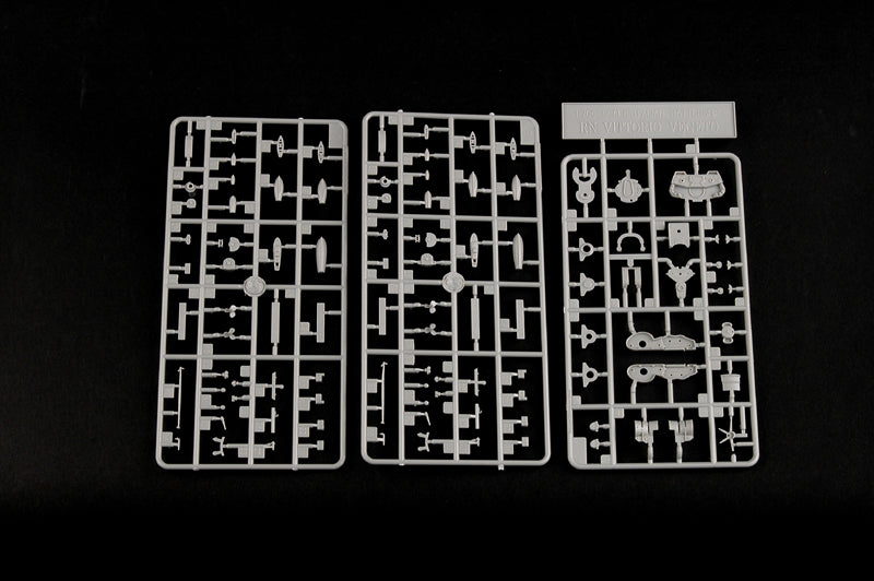 Piezas 3 de la maqueta del acorazado italiano Vitorio Veneto en 1940 en escala 1:700 de Trumpeter referencia 05779