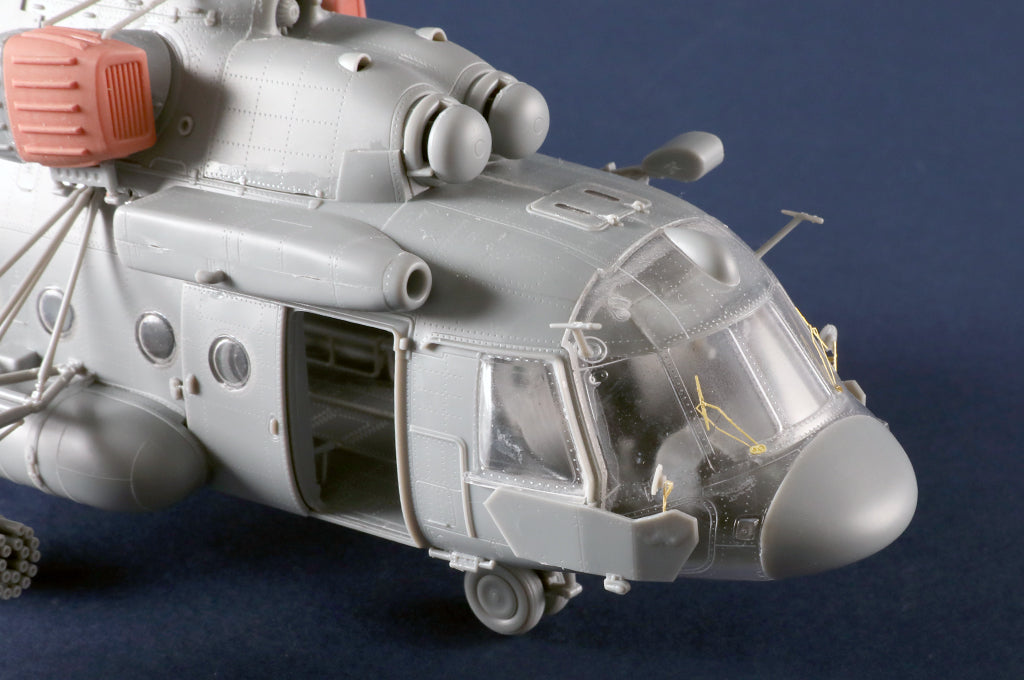 Detalle cabina de la maqueta del helicóptero ruso Mil Mi-8 MTV5 Hip en escala 1:48 de Trumpeter referencia
