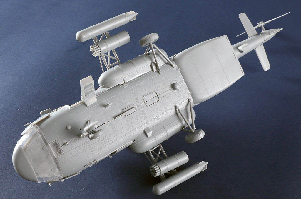 Vista inferior de la maqueta del helicóptero ruso Mil Mi-8 MTV5 Hip en escala 1:48 de Trumpeter referencia 05853