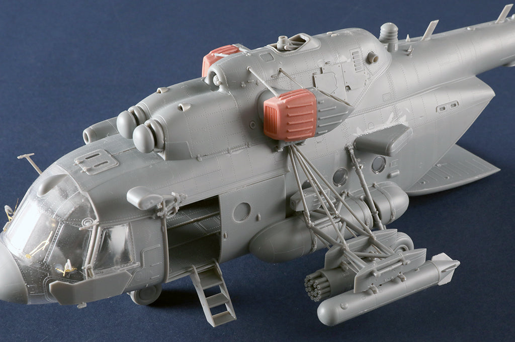Detalle lateral de la maqueta del helicóptero ruso Mil Mi-8 MTV5 Hip en escala 1:48 de Trumpeter referencia 05853