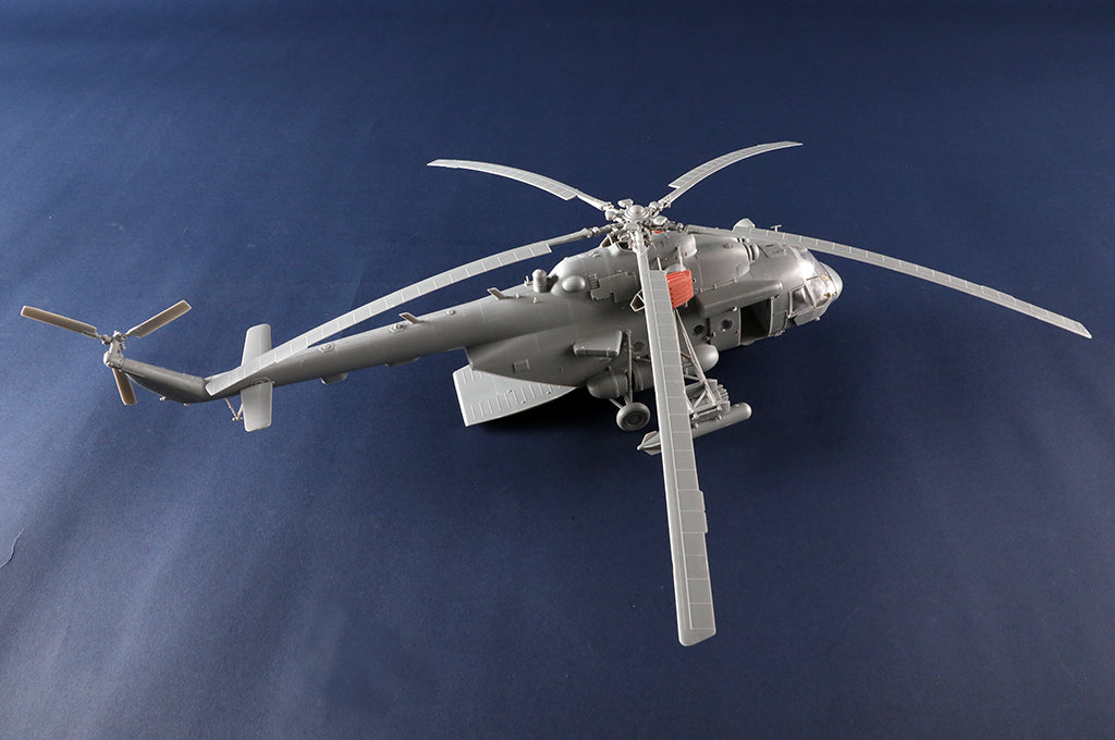 Vista trasera de la maqueta del helicóptero ruso Mil Mi-8 MTV5 Hip en escala 1:48 de Trumpeter referencia