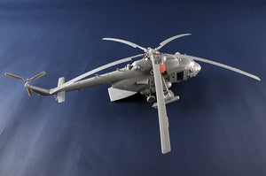 Vista trasera de la maqueta del helicóptero ruso Mil Mi-8 MTV5 Hip en escala 1:48 de Trumpeter referencia
