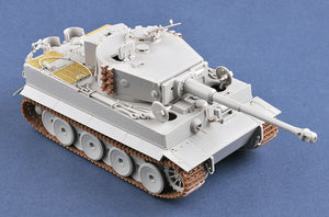 TRUMPETER (1/35) Pz.Kpfw.  VI Ausf. E Sd.Kfz.  181 Tiger I (Medium Production) w/ Zimmerit
