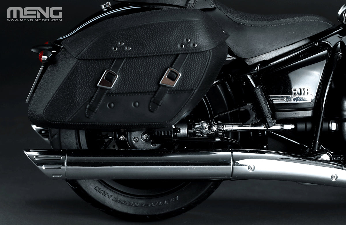 Detalle de alforja derecha de la maqueta de la moto BMW R18 Classic en escala 1:9 precoloreada de Meng referencia MT-006S
