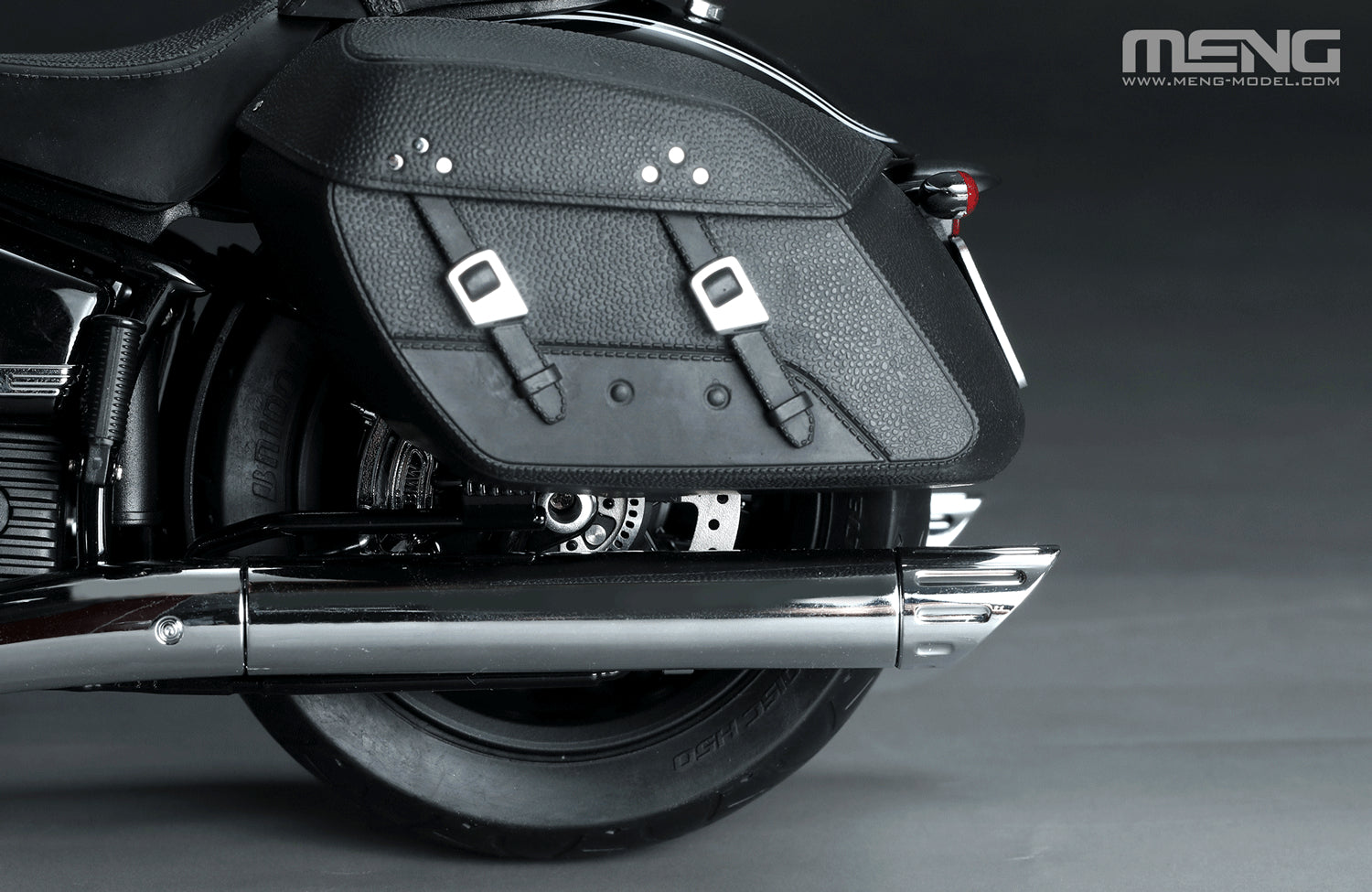 Detalle de alforja izquierda de la maqueta de la moto BMW R18 Classic en escala 1:9 precoloreada de Meng referencia MT-006S
