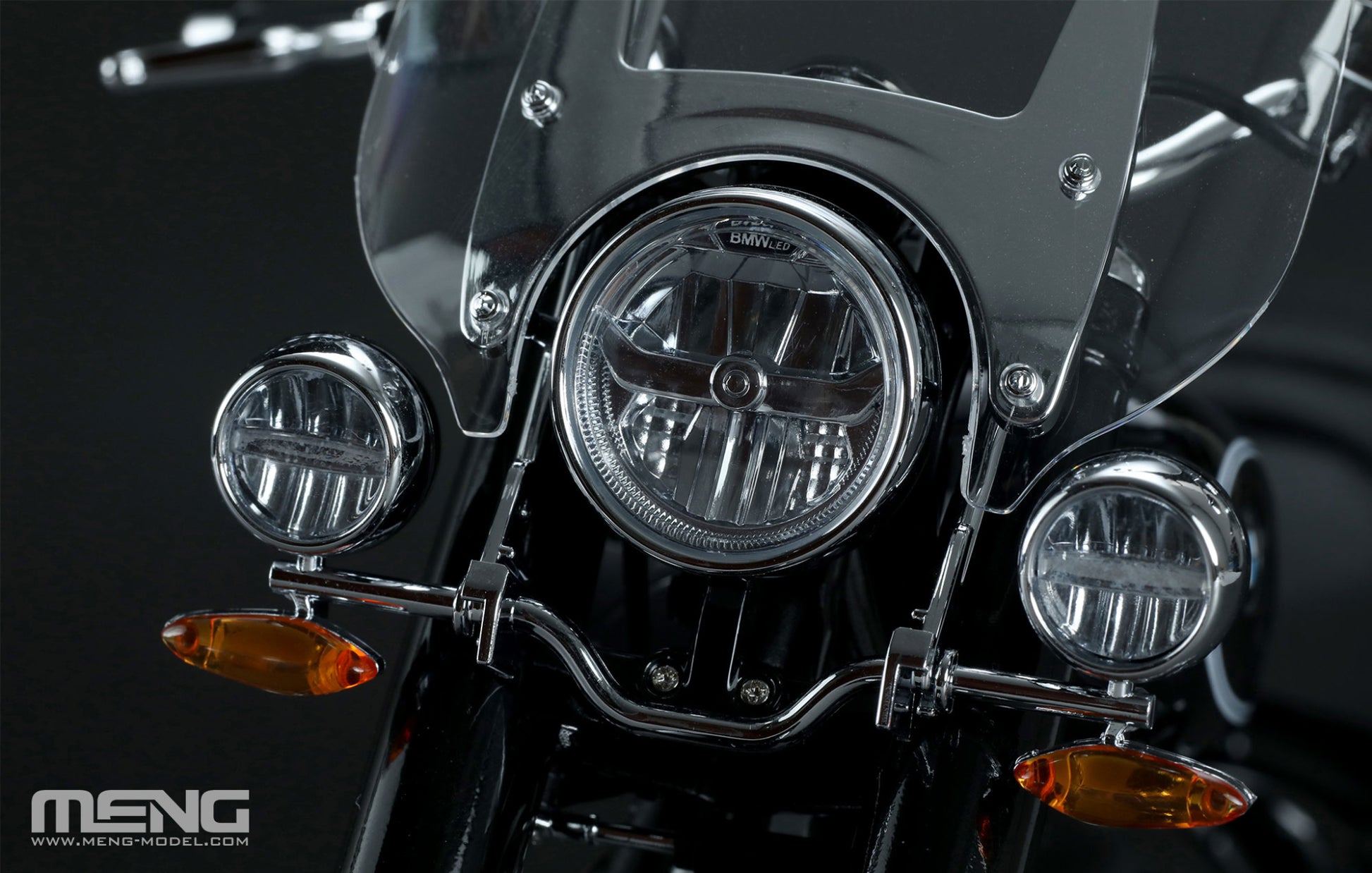 Detalle del frontal de la maqueta de la moto BMW R18 Classic en escala 1:9 precoloreada de Meng referencia MT-006S