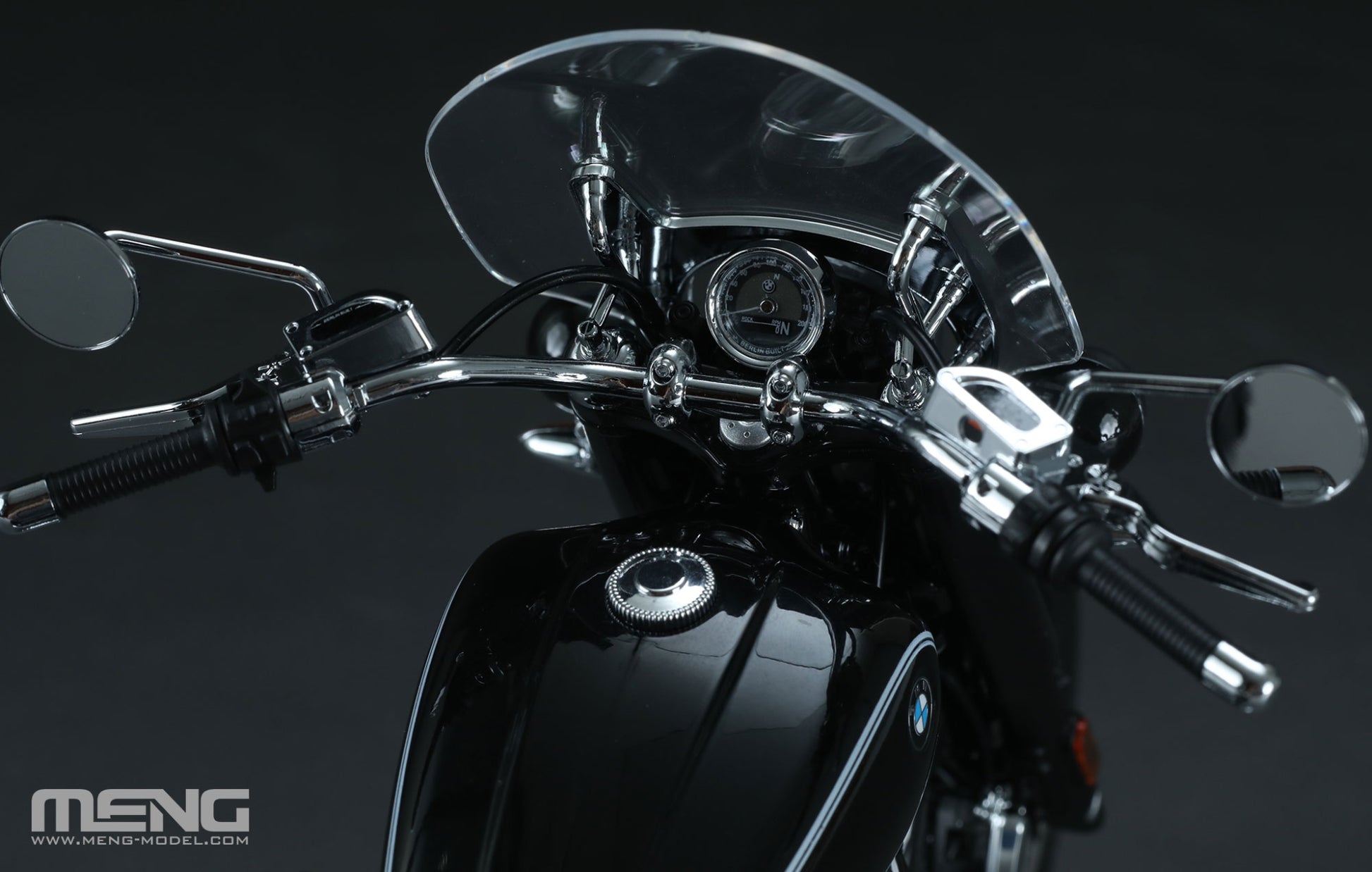 Detalle del manillar de la maqueta de la moto BMW R18 Classic en escala 1:9 precoloreada de Meng referencia MT-006S