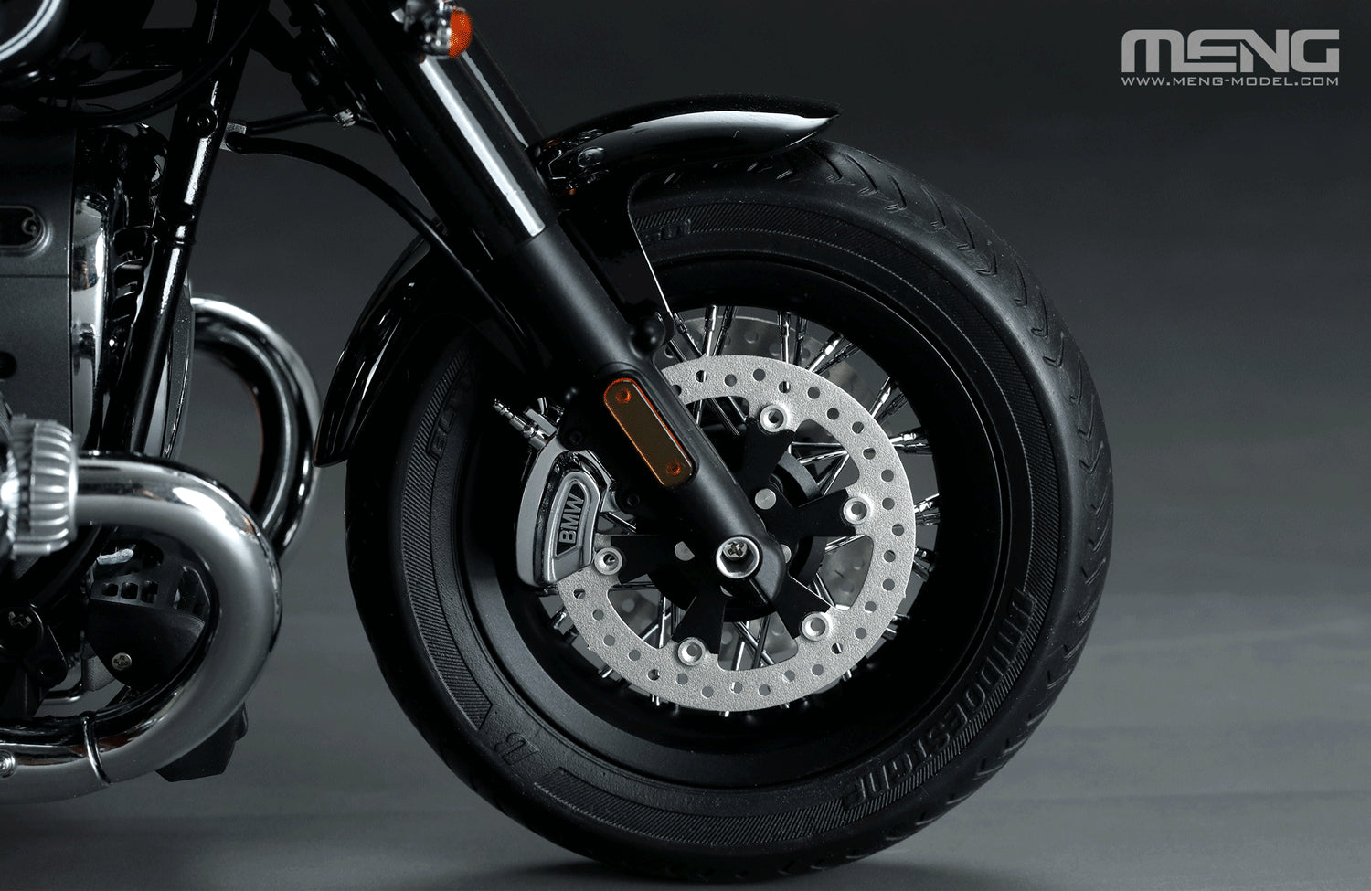 Detalle de la rueda delantera de la maqueta de la moto BMW R18 Classic en escala 1:9 precoloreada de Meng referencia MT-006S