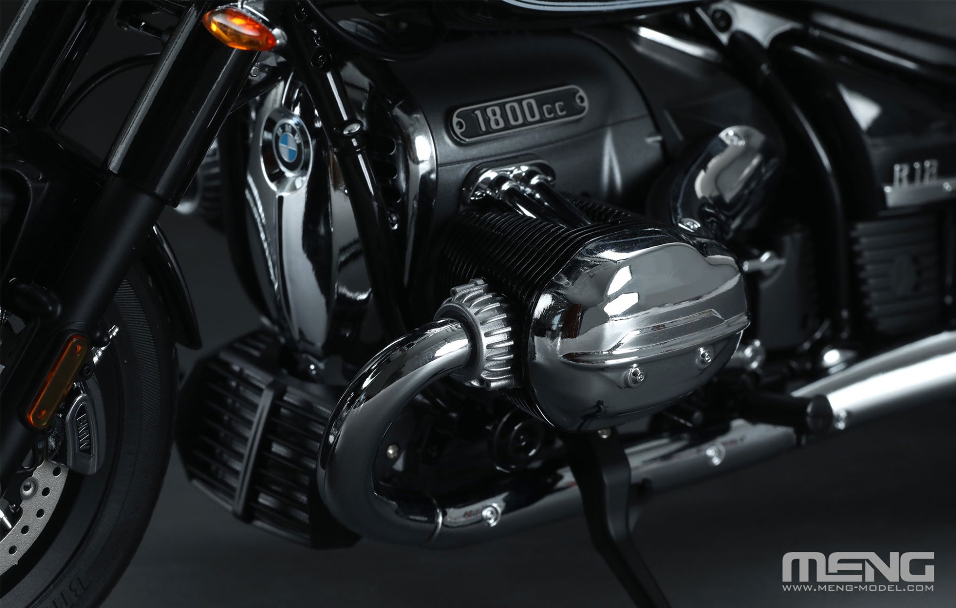 Detalle del motor de la maqueta de la moto BMW R18 Classic en escala 1:9 precoloreada de Meng referencia MT-006S
