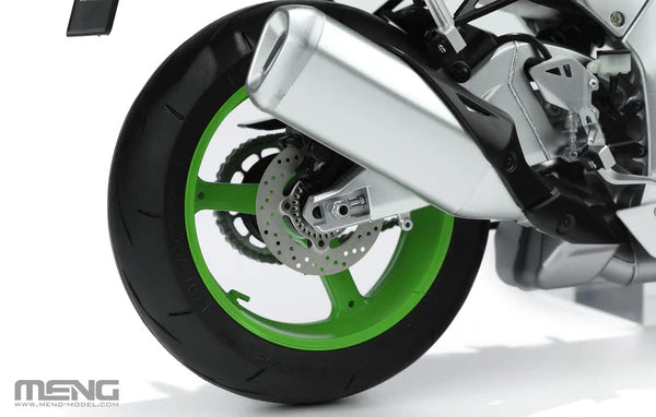 Detalle de la rueda trasera de la maqueta de la moto Kawasaki ZX-10R Ninja en escala 1:9 prepintada de Meng referencia TS-007s