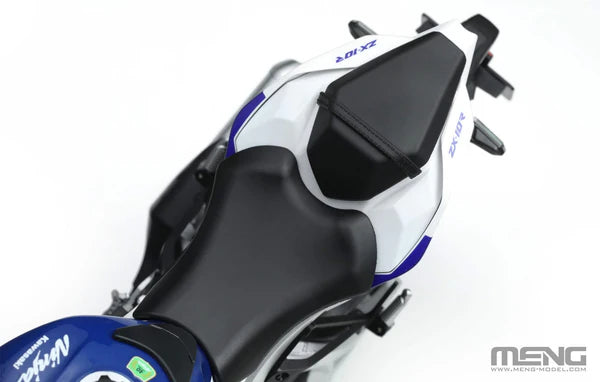 Detalle de los asientos de la maqueta de la moto Kawasaki ZX-10R Ninja en escala 1:9 prepintada de Meng referencia TS-007s