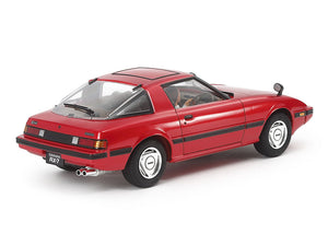 Foto con decoración roja de la maqueta del Mazda Savanna RX-7 en escala 1:24 de Tamiya referencia 24375