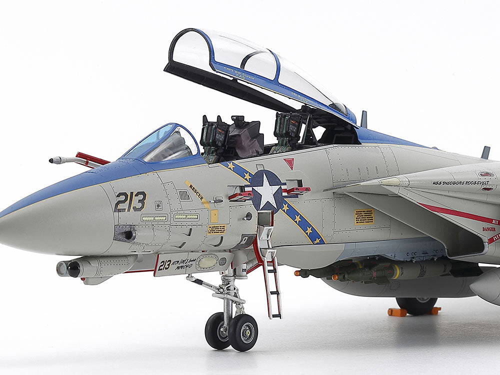 Vista detalle escalera de la maqueta del caza F-14 D Tomcat en escala 1:72 de Tamiya referencia 60795