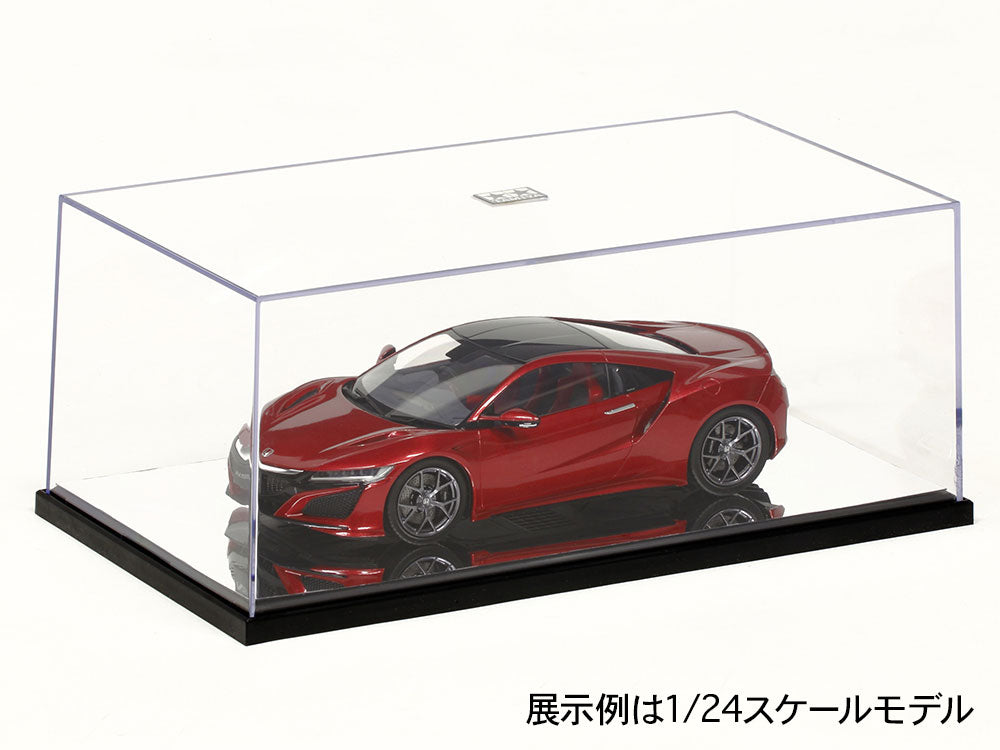 Foto ejemplo de la vitrina para maquetas de coches a escala 1/20 y 1/24 de TAmiya, referencia 73008