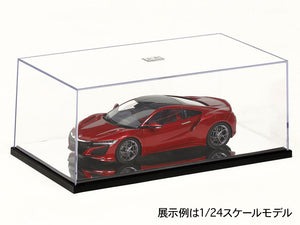 Foto ejemplo de la vitrina para maquetas de coches a escala 1/20 y 1/24 de TAmiya, referencia 73008