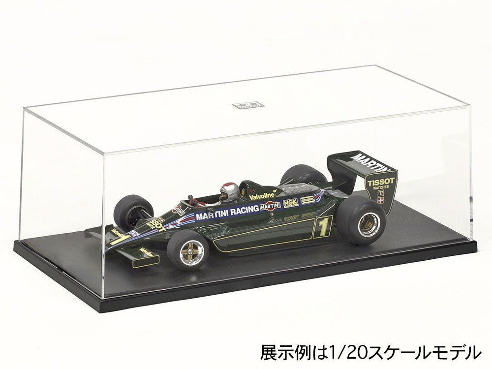 Ejemplo de la urna expositora con coche a escala 1:24 de Tamiya, referencia 73020