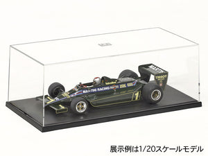 Ejemplo de la urna expositora con coche a escala 1:24 de Tamiya, referencia 73020