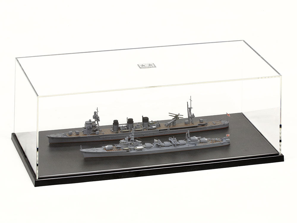 Ejemplo de la urna expositora con barcos a escala 1:700 de Tamiya, referencia 73020