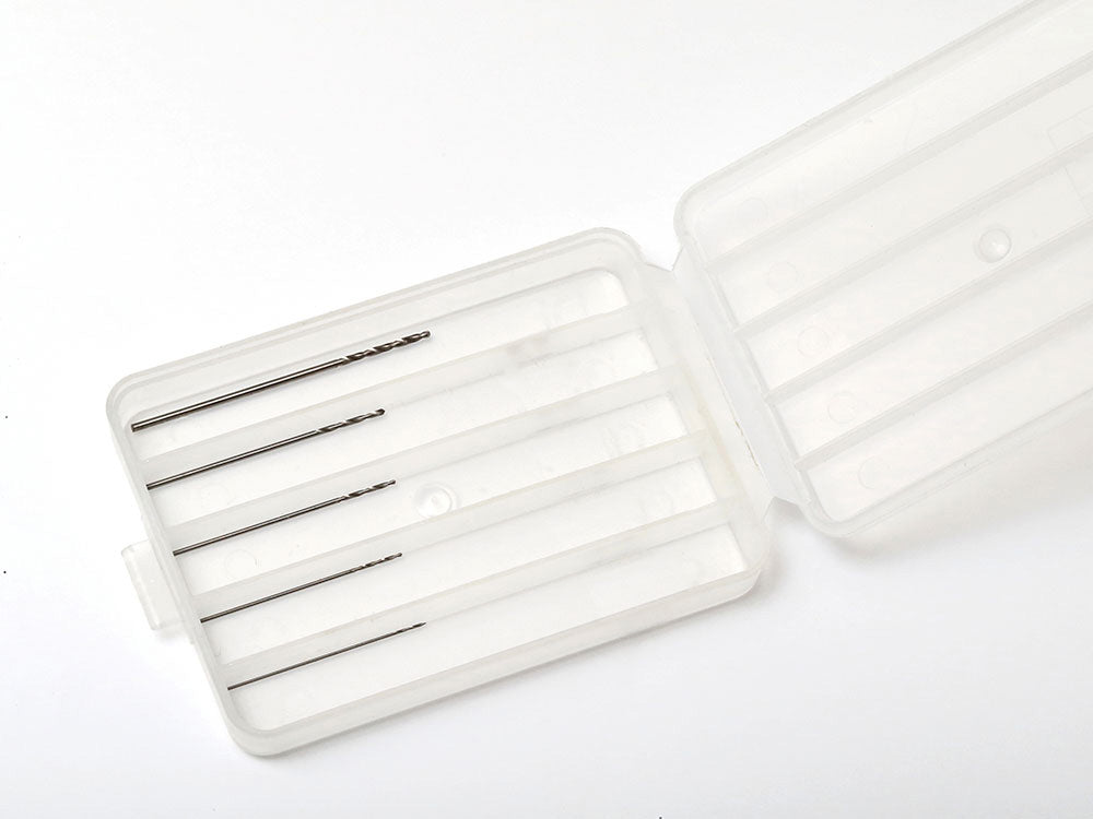 Set de 5 brocas finas que van de 0,3 a 0,8mm ideales para trabajar en plástico o aluminio delgado. De Tamiya, referencia 74044