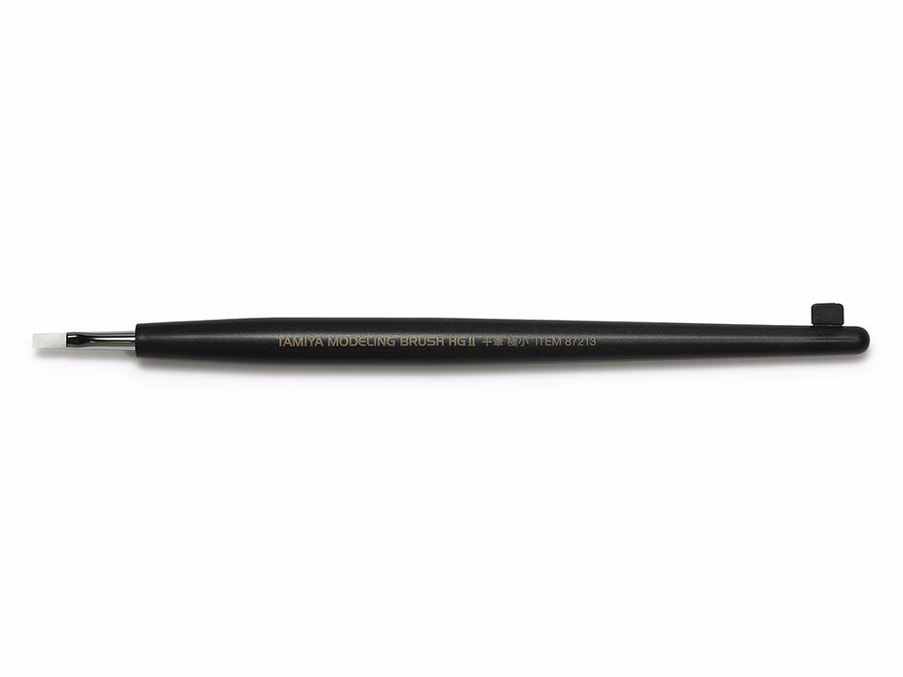 Pincel técnico plano con punta plana de tamaño extra pequeño y cerdas de resina sintética, ideal para pintar en una sola pasada. De Tamiya referencia 87213