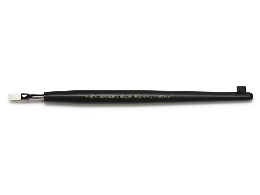 Pincel técnico plano con punta plana de tamaño pequeño y cerdas de resina sintética, ideal para pintar en una sola pasada. De Tamiya referencia 87214