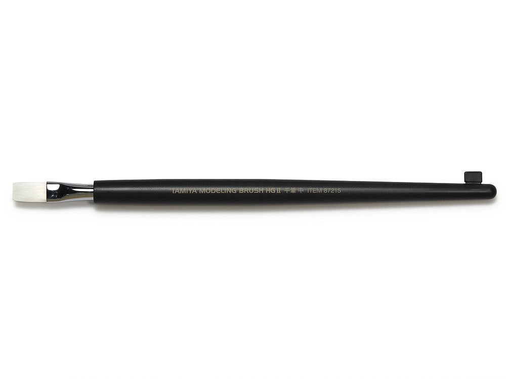 Pincel técnico plano con punta plana de tamaño mediano y cerdas de resina sintética, ideal para pintar en una sola pasada. De Tamiya referencia 87215