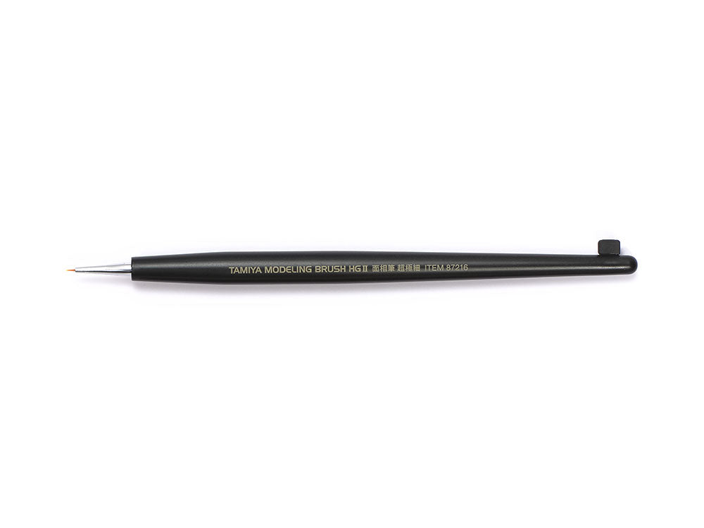 Pincel técnico plano con punta ultra fina  y cerdas de resina sintética, ideal para pintar en zonas de difícil acceso. De Tamiya referencia 87216