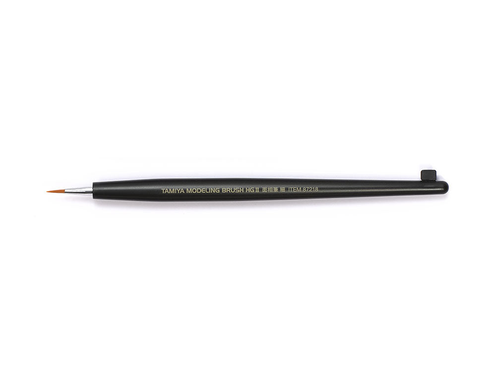 Pincel técnico plano con punta fina muy pequeña y cerdas de resina sintética, ideal para pintar en zonas de difícil acceso. De Tamiya referencia 87217