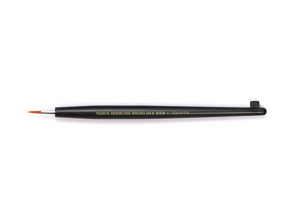 Pincel técnico con punta redondeada de tamaño pequeño y cerdas de resina sintética, ideal para pintar en zonas de difícil acceso. De Tamiya referencia 87219 