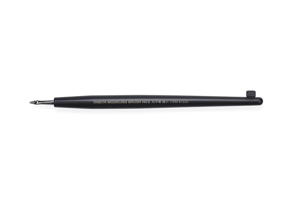 Pincel técnico plano con punta redondeada de tamaño extra pequeño y cerdas de resina sintética, ideal para pintar en zonas de difícil acceso. De Tamiya referencia 87223 