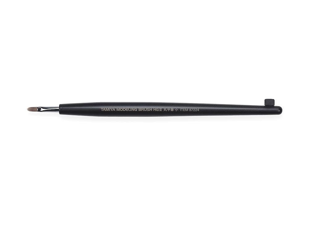 Pincel técnico plano con punta redondeada de tamaño pequeño y cerdas de resina sintética, ideal para pintar detalles. De Tamiya referencia 87224 