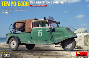 Portada de la caja de la maqueta de la camioneta de obra alemana Tempo E400 de tres ruedas en escala 1:35 de Miniart referencia 38059
