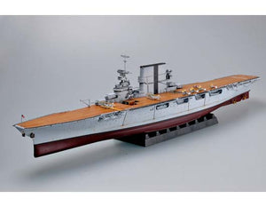 Vista frontal izquierda de la maqueta del portaviones USS Saratoga CV-3 en escala 1:350 de Trumpeter referencia 05607