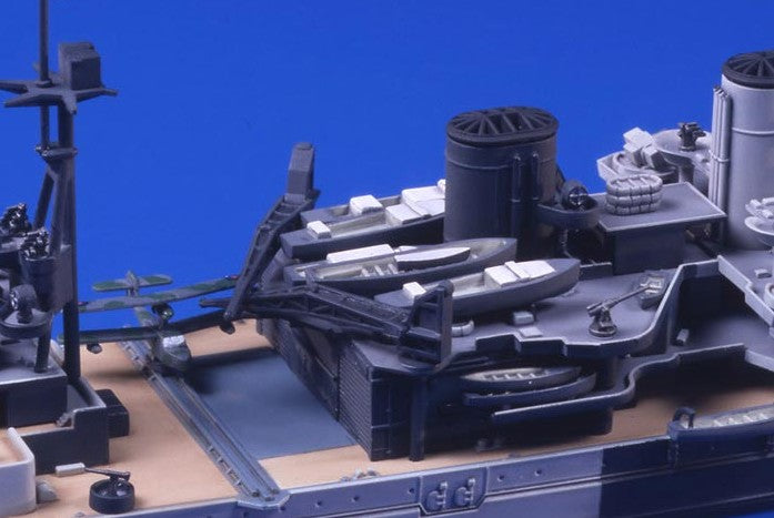 Vista detalle chimeneas de la maqueta del Crucero de Batalla Británico Repulse en escala 1:700 de Tamiya con referencia 31617