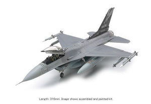 Vista frontal de la maqueta del cazabombardero F-16C Block 25/32 Fighting Falcon ANG n escala 1:48 de Tamiya con referencia 61101