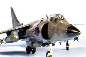 Vista frontal de la maqueta del Hawker Sea Harrier en escala 1:48 de Tamiya con referencia 61026