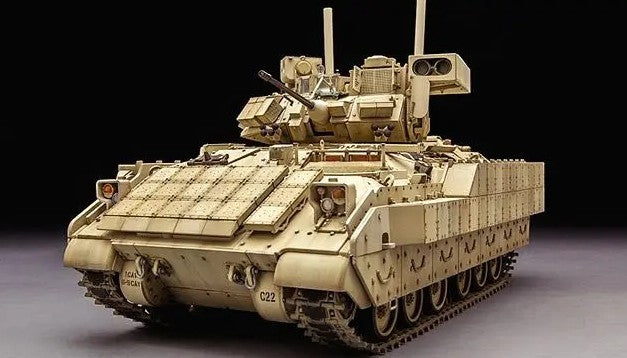 Vista frontal de la maqueta del vehículo de asalto de infanteria M3A3 Bradley con sistema Busk III a escala 1:35 del fabricante Meng on referencia SS-006