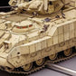 Vista frontal izquierda de la maqueta del vehículo de asalto de infanteria M3A3 Bradley con sistema Busk III a escala 1:35 del fabricante Meng on referencia SS-006