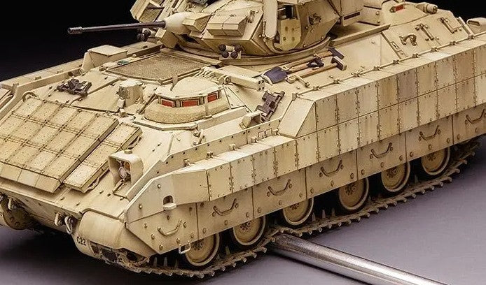 Vista frontal izquierda de la maqueta del vehículo de asalto de infanteria M3A3 Bradley con sistema Busk III a escala 1:35 del fabricante Meng on referencia SS-006