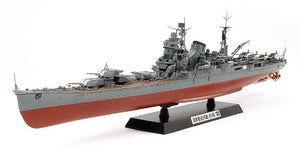 Vista frontal de la maqueta del crucero pesado japonés Tone en escala 1:350 de Tamiya con referencia 78024